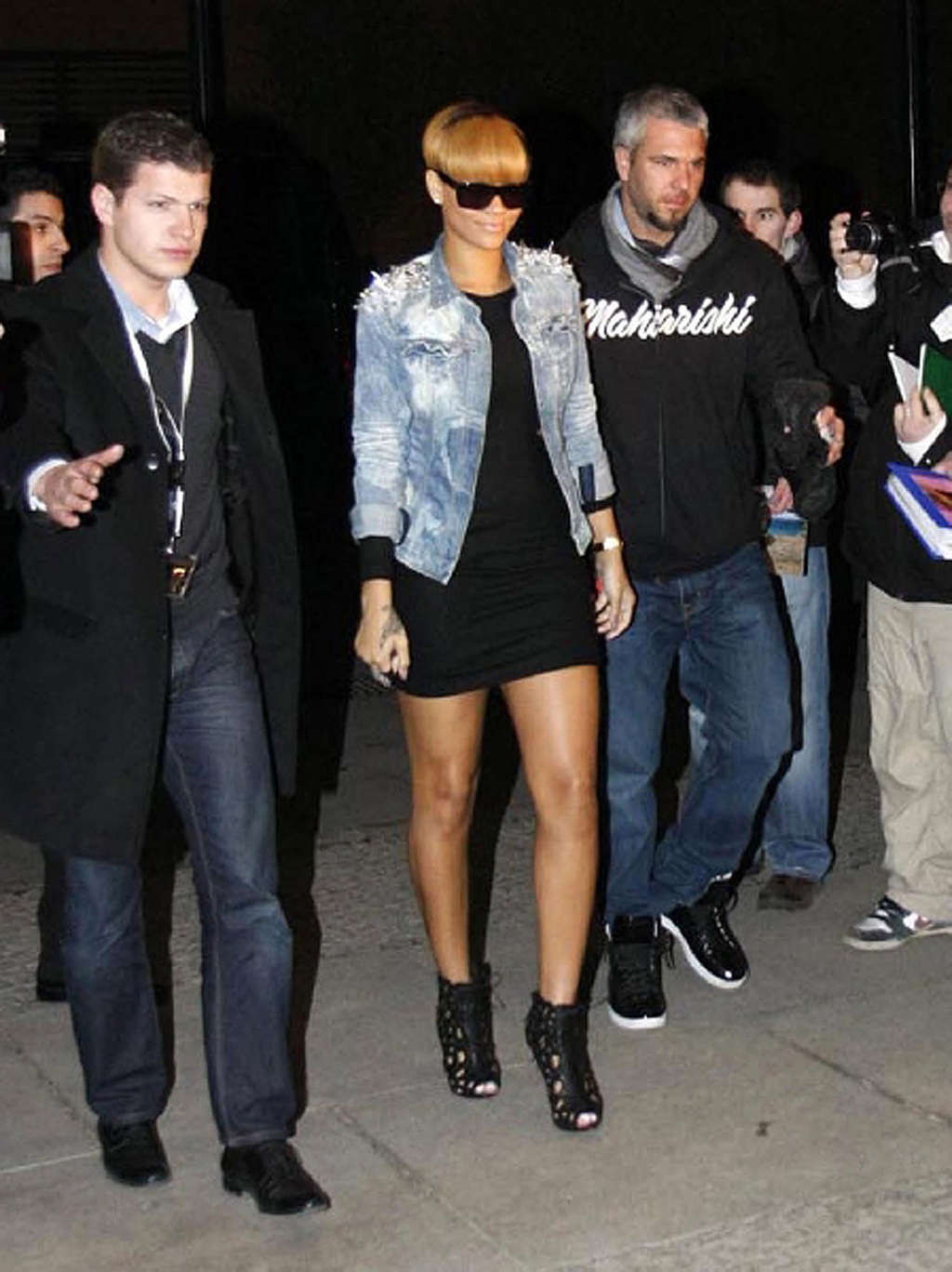 Rihanna casi upskirt fotos y piernas sexy en mini falda
 #75357624