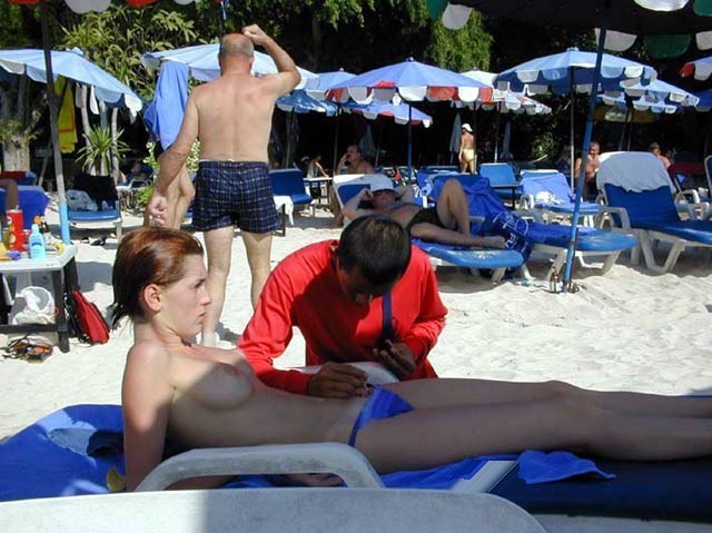Joven nudista no teme posar desnuda en público
 #72252687