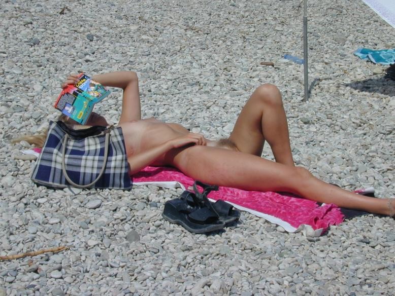 Junge Nudistin hat keine Angst, nackt in der Öffentlichkeit zu posieren
 #72252747