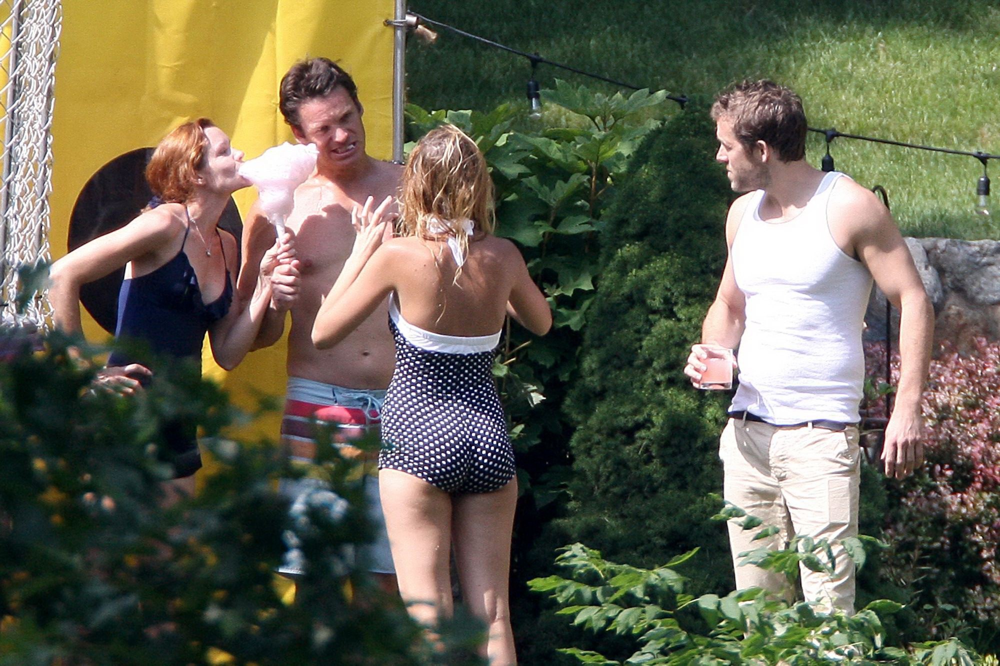 Blake vivace mostrando il suo culo in monokini a pois alla festa in piscina a nyc #75257914
