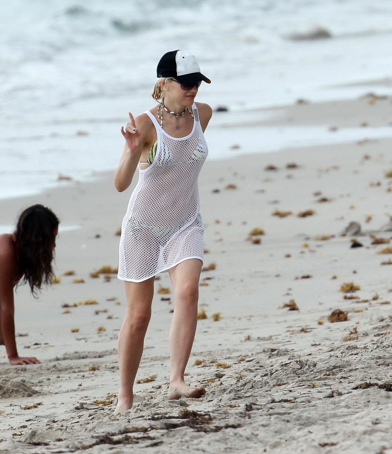 Gwen stefani montre ses fesses en portant un bikini imprimé tigre à miami beach
 #75255371