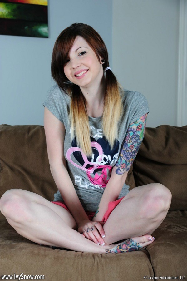 Une jeune tatouée montre son soutien-gorge et sa culotte roses.
 #78300887