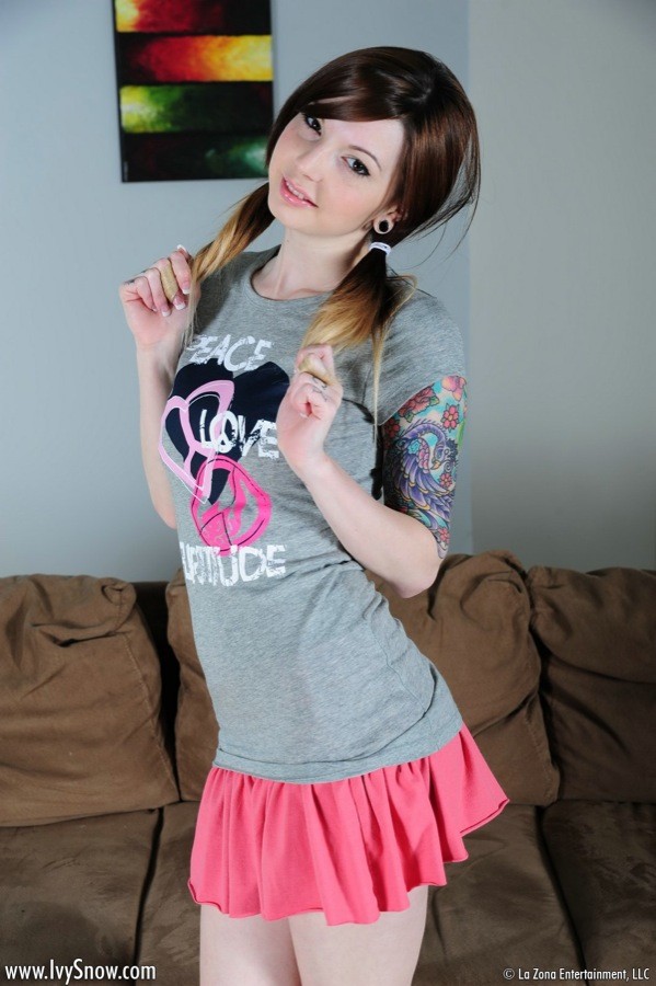 Dolce teenager tatuata mostra il suo bel reggiseno rosa e le sue mutandine
 #78300891