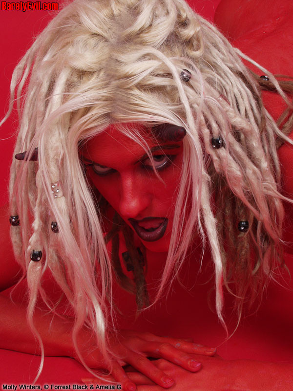 ホットな悪魔のベイブは、彼女のホットな赤いお尻とプッシーを示している
 #70610321