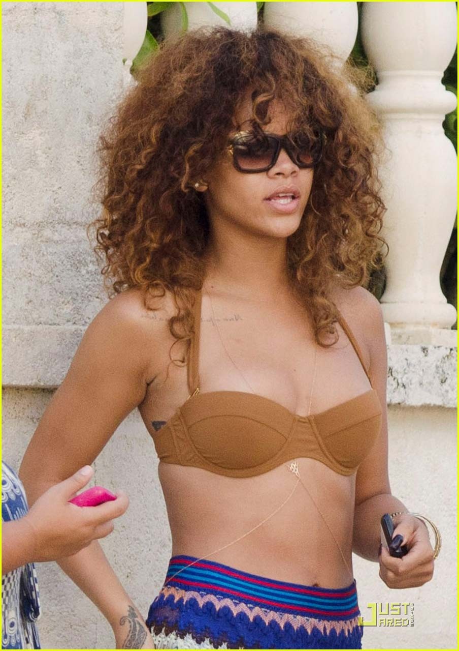 Rihanna exponiendo su puto cuerpo sexy y bonitas tetas solo en sujetador
 #75292529
