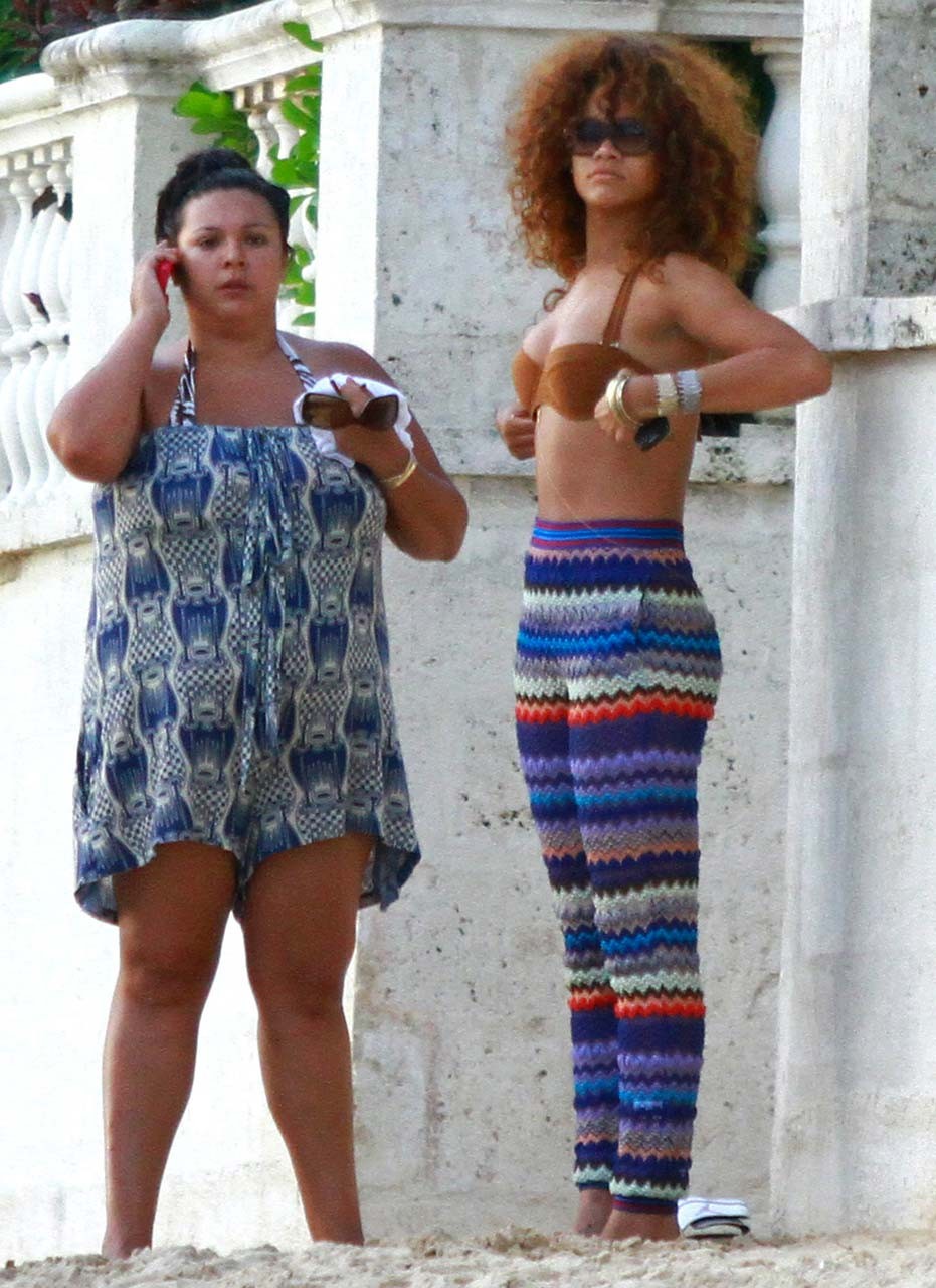 Rihanna entblößt ihren verdammt sexy Körper und schöne Titten nur im BH
 #75292537