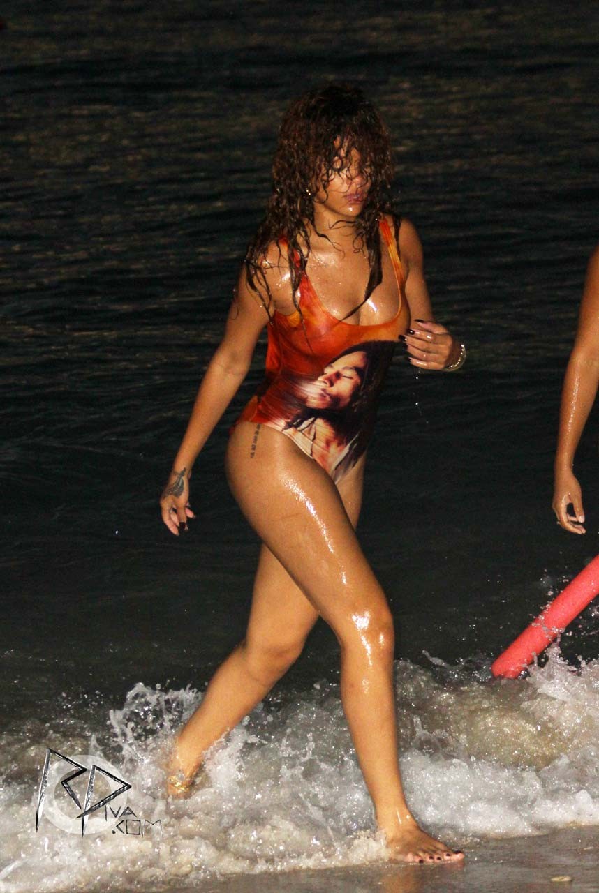 Rihanna entblößt ihren verdammt sexy Körper und schöne Titten nur im BH
 #75292547