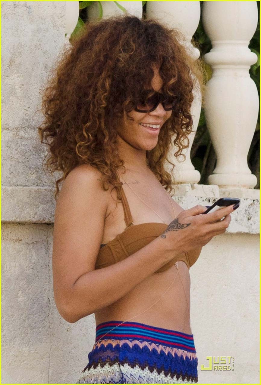 Rihanna entblößt ihren verdammt sexy Körper und schöne Titten nur im BH
 #75292557