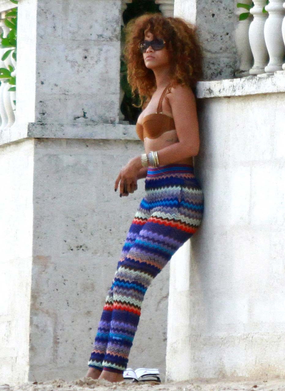 Rihanna exposing her fucking sexy body and nice tits just in bra #75292580