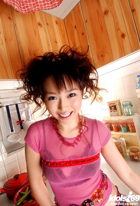 Chica japonesa desnudándose en su cocina
 #69966430