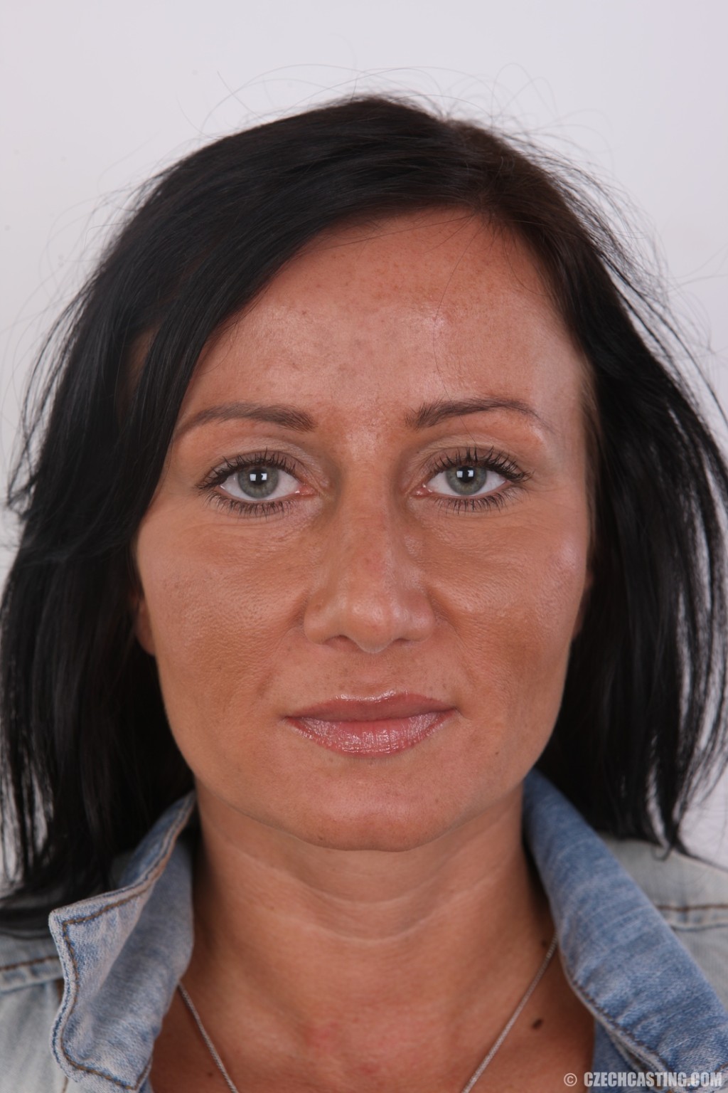 入れ墨のあるブルネットは、裸でポーズ
 #67407590