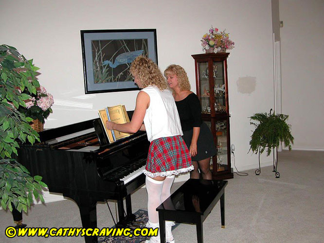 いたずらな妻たちがピアノの上でエッチなセックスをする
 #74065767