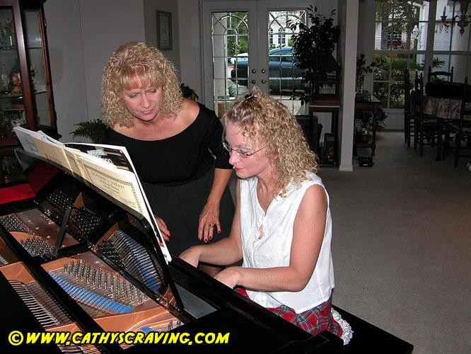 いたずらな妻たちがピアノの上でエッチなセックスをする
 #74065777