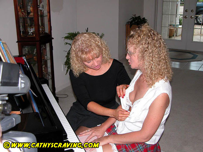いたずらな妻たちがピアノの上でエッチなセックスをする
 #74065806