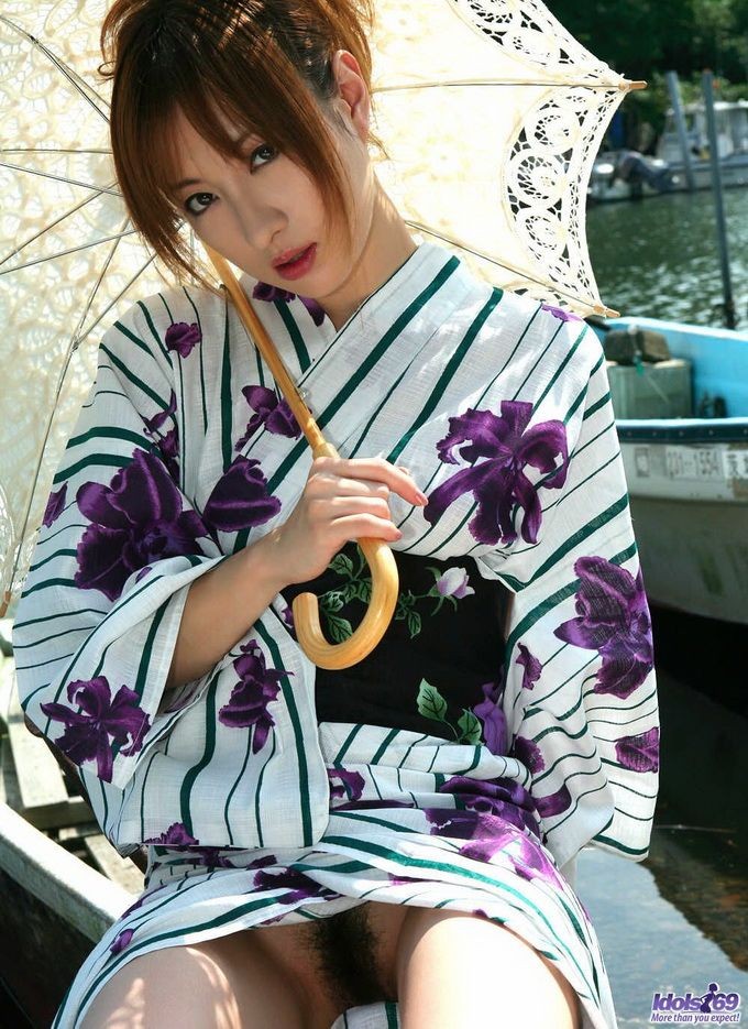 Asiatisches Kimono-Modell Nene zeigt ihre Titten und Muschi
 #69788210