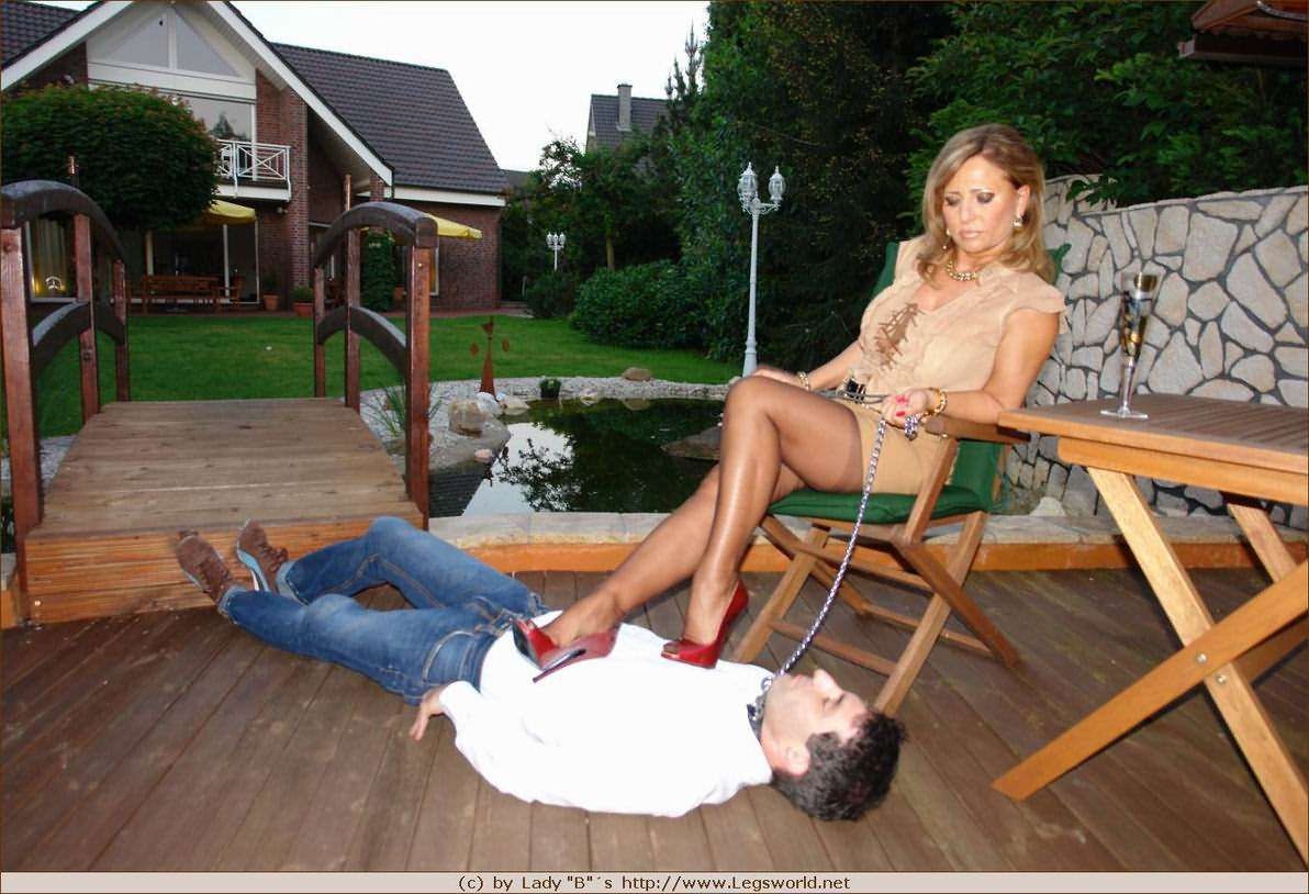 Dama en medias dominando con los pies
 #76603265