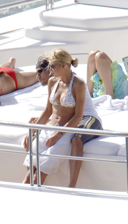 Anna Kournikova upskirt and bikini beach paparazzi pictures #75440013