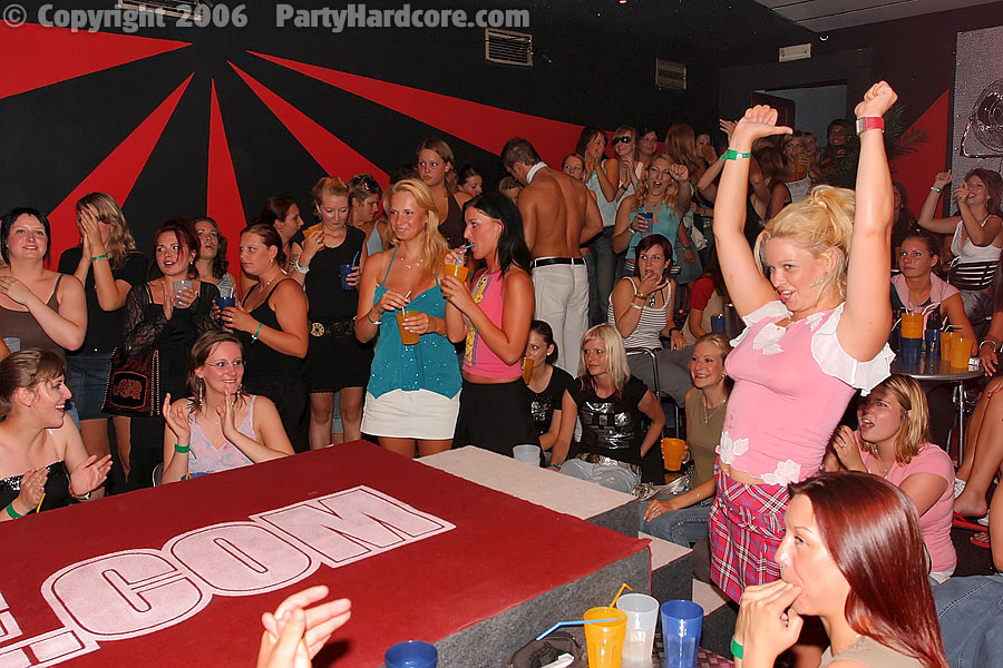 Party hardcore :: cowboy arrapato seduce ragazze ubriache ad una festa hardcore nella notte
 #76822379