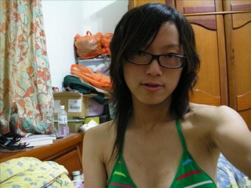 Une jeune asiatique entièrement nue dans un canapé montre ses seins.
 #69874599