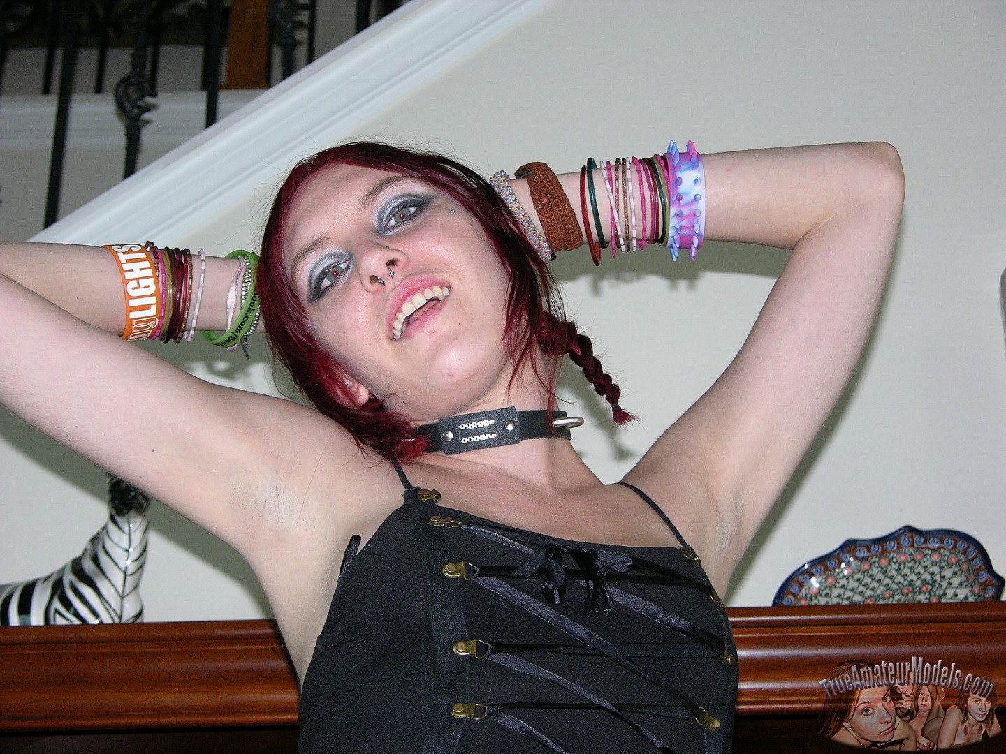 Metalhead Mädchen modelliert nackt und spreizt Punkrock Arsch
 #67299709