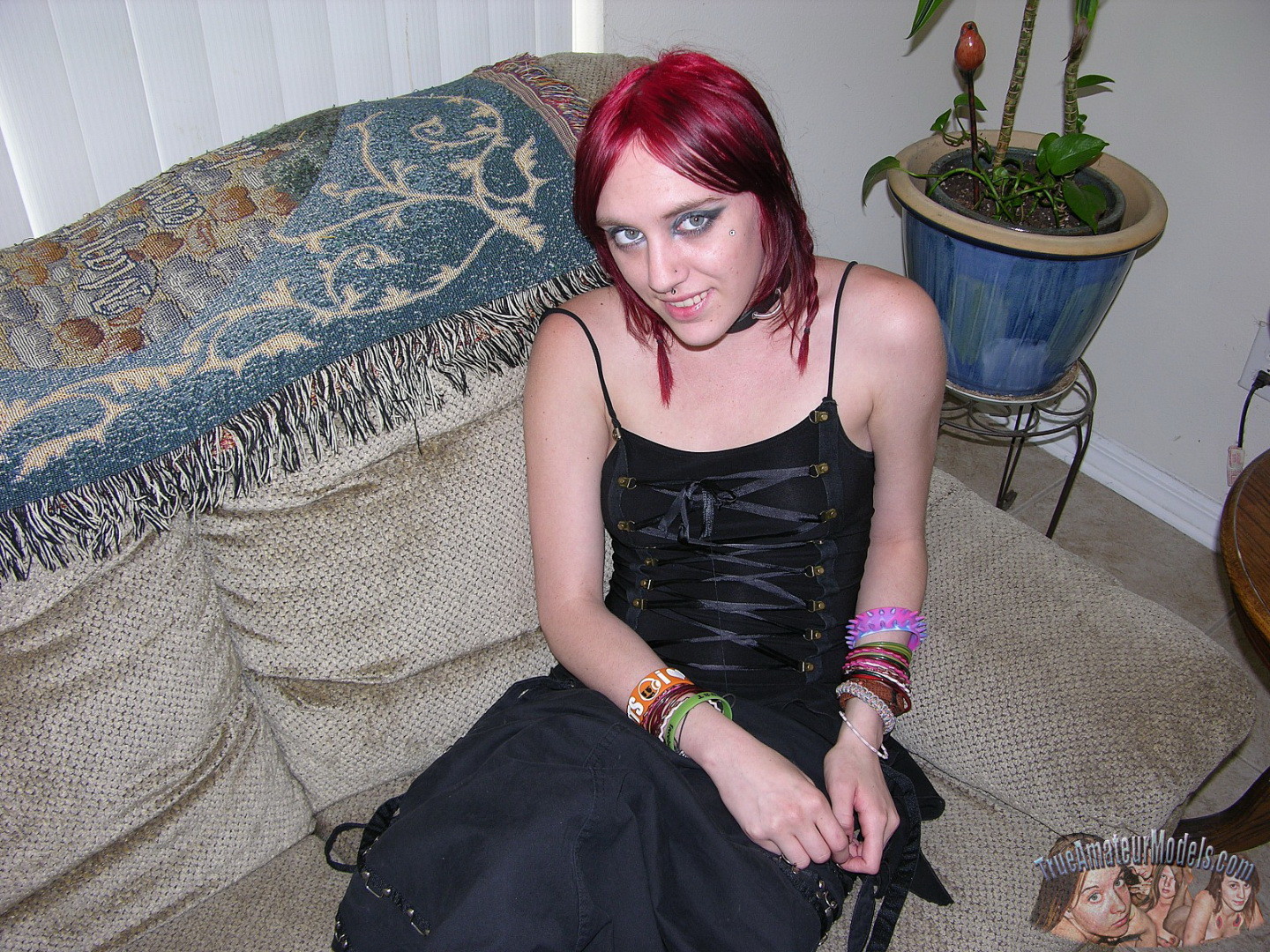 Metalhead girl modèle nu et étalage de cul punk rock
 #67299716