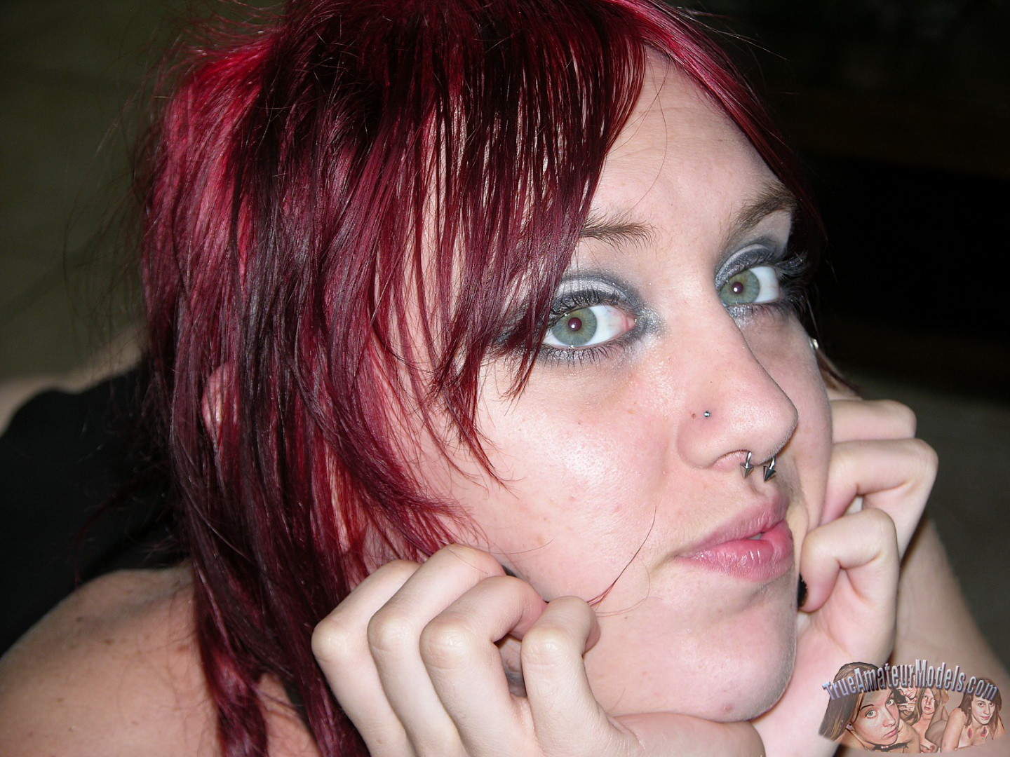 Metalhead Mädchen modelliert nackt und spreizt Punkrock Arsch
 #67299809