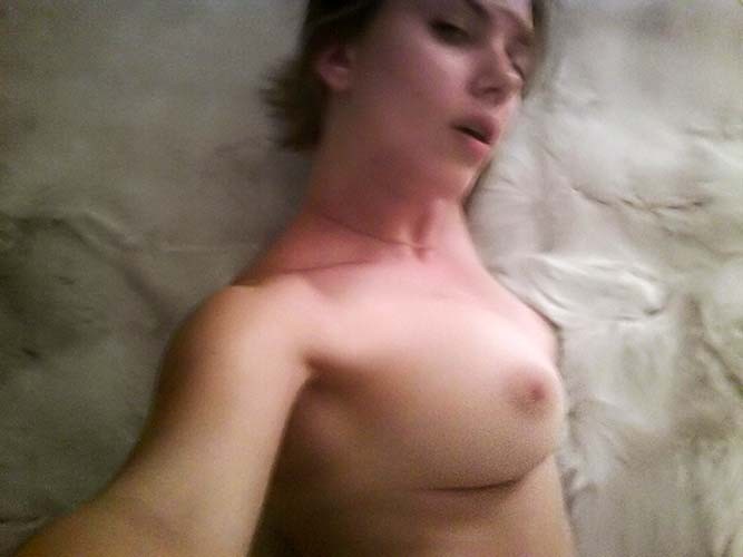 Scarlett johansson dándonos una vista de su cuerpo totalmente desnudo y sexy
 #75287791