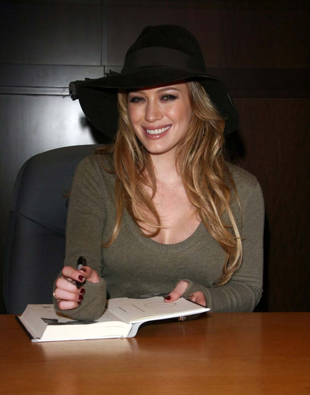 Hilary duff posando y mostrando su cuerpo sexy y sus bonitas tetas en sujetador deportivo
 #75292624