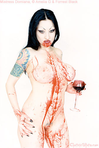 Tätowierte Vampirin bedeckt sich mit Blut
 #71005757