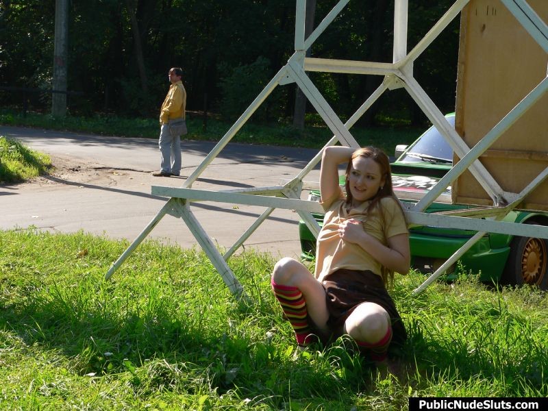 Verspielte Cutie wird schmutzig genug, um ihre nackten Tittchen im Park zu zeigen
 #76741652