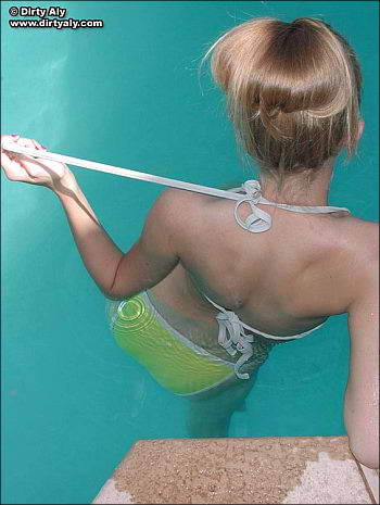 Sucia aly se desnuda en la piscina
 #73865097