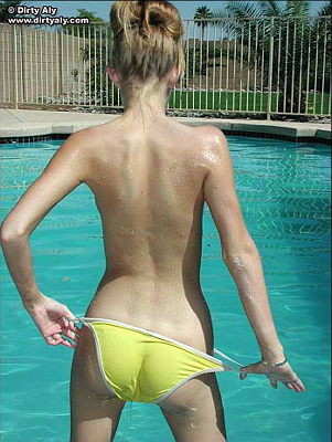 Sucia aly se desnuda en la piscina
 #73865101