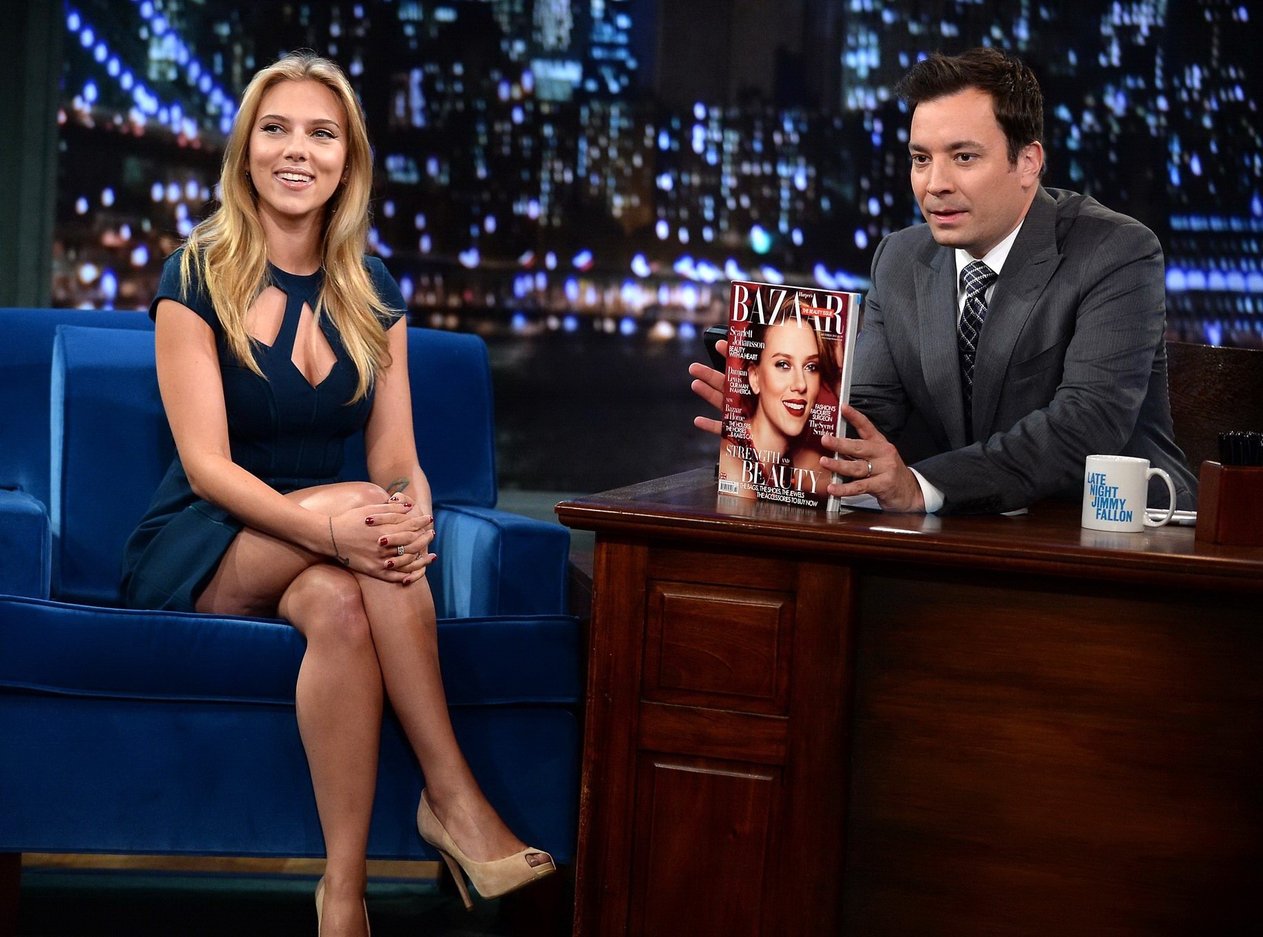 Scarlett johansson con un escote de piernas en el 'late night with jimmy fallon' en nyc
 #75218841