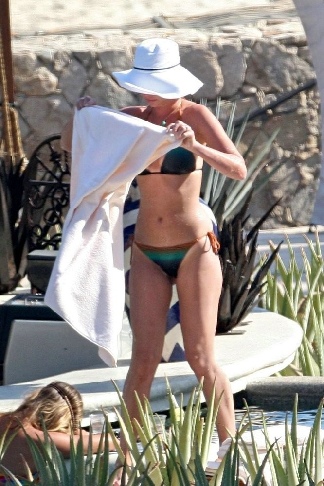 La blonde katherine heigl exhibant ses gros seins en plein air
 #75341376