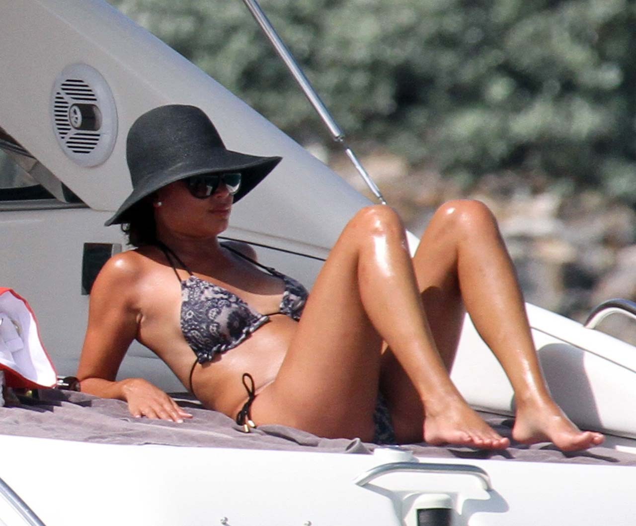 Vanessa minnillo esponendo corpo sexy e culo caldo in bikini su yacht
 #75294793