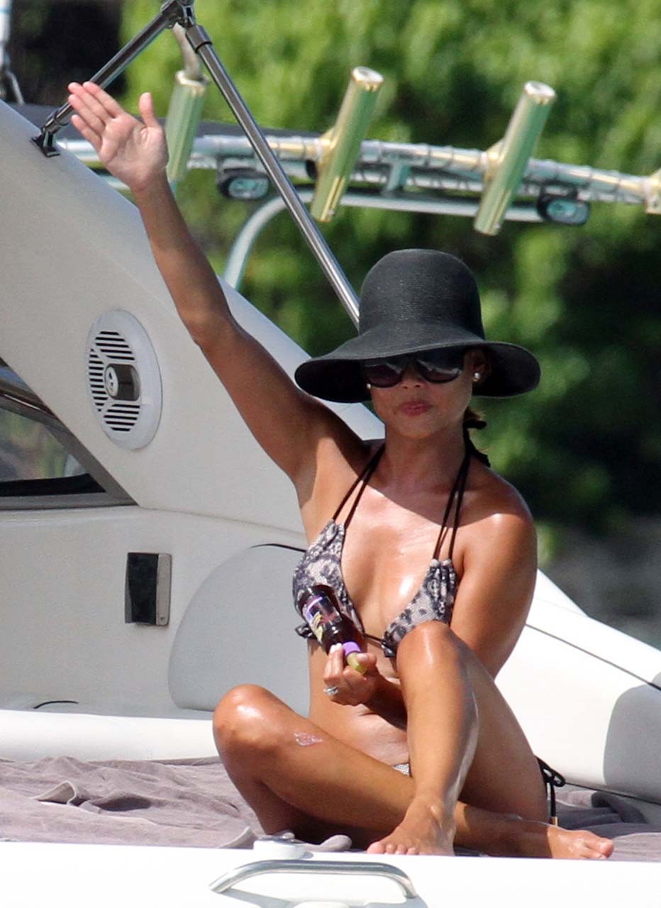 Vanessa minnillo esponendo corpo sexy e culo caldo in bikini su yacht
 #75294801