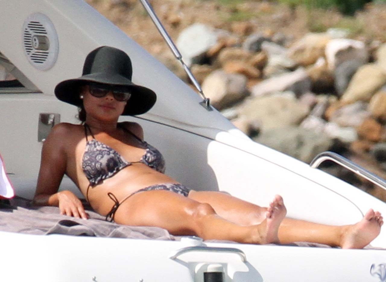 Vanessa minnillo esponendo corpo sexy e culo caldo in bikini su yacht
 #75294816