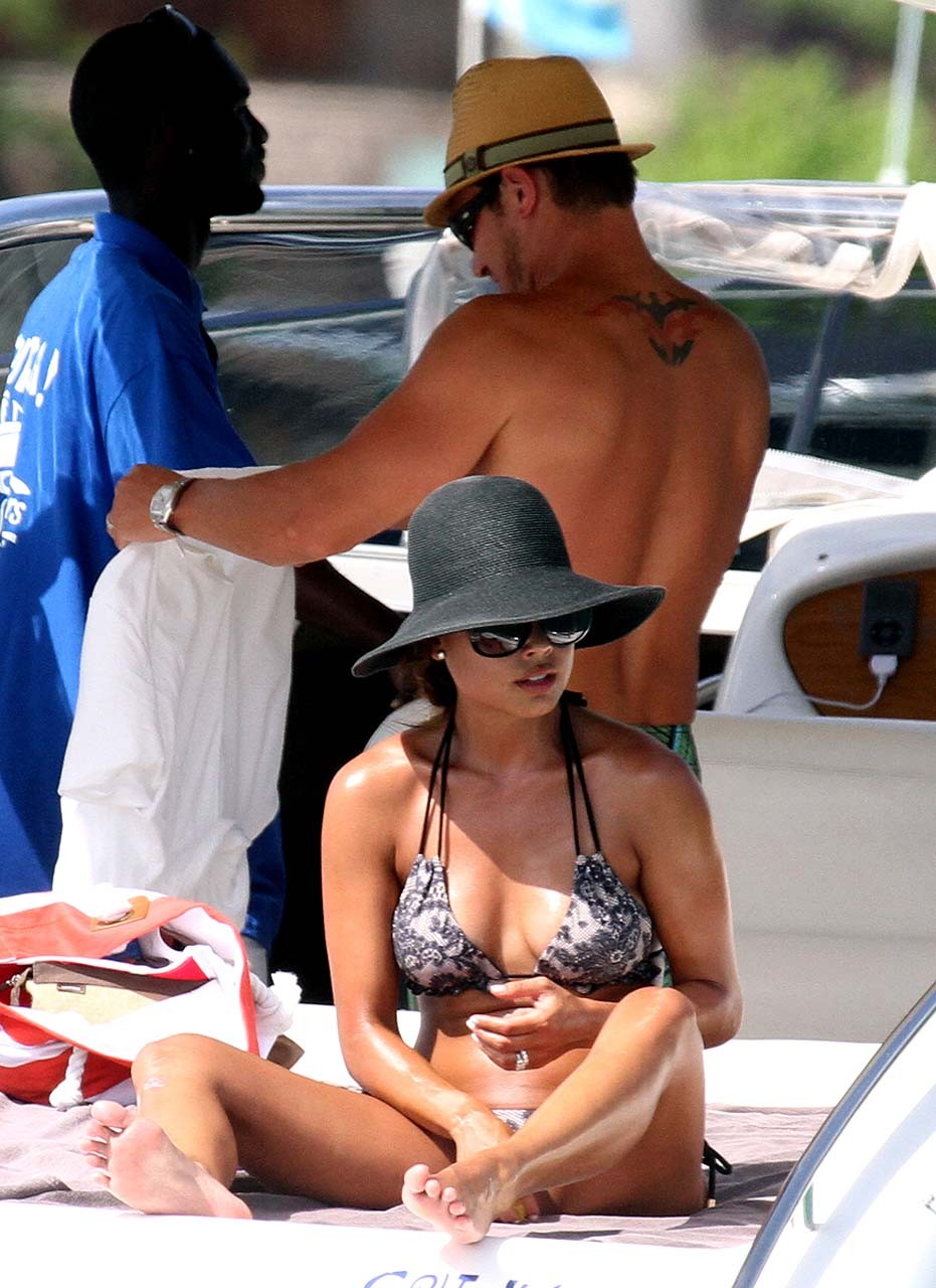 Vanessa minnillo esponendo corpo sexy e culo caldo in bikini su yacht
 #75294853