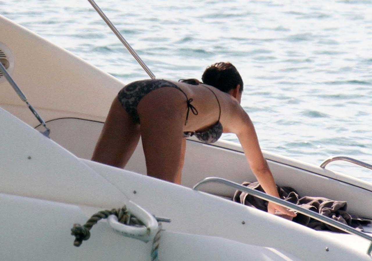 Vanessa minnillo esponendo corpo sexy e culo caldo in bikini su yacht
 #75294871