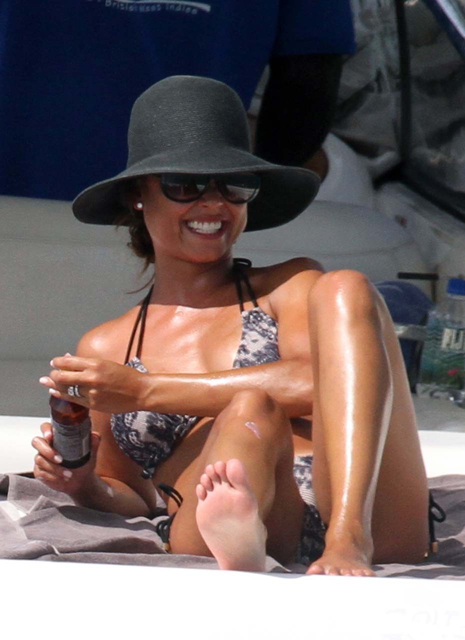 Vanessa minnillo esponendo corpo sexy e culo caldo in bikini su yacht
 #75294880