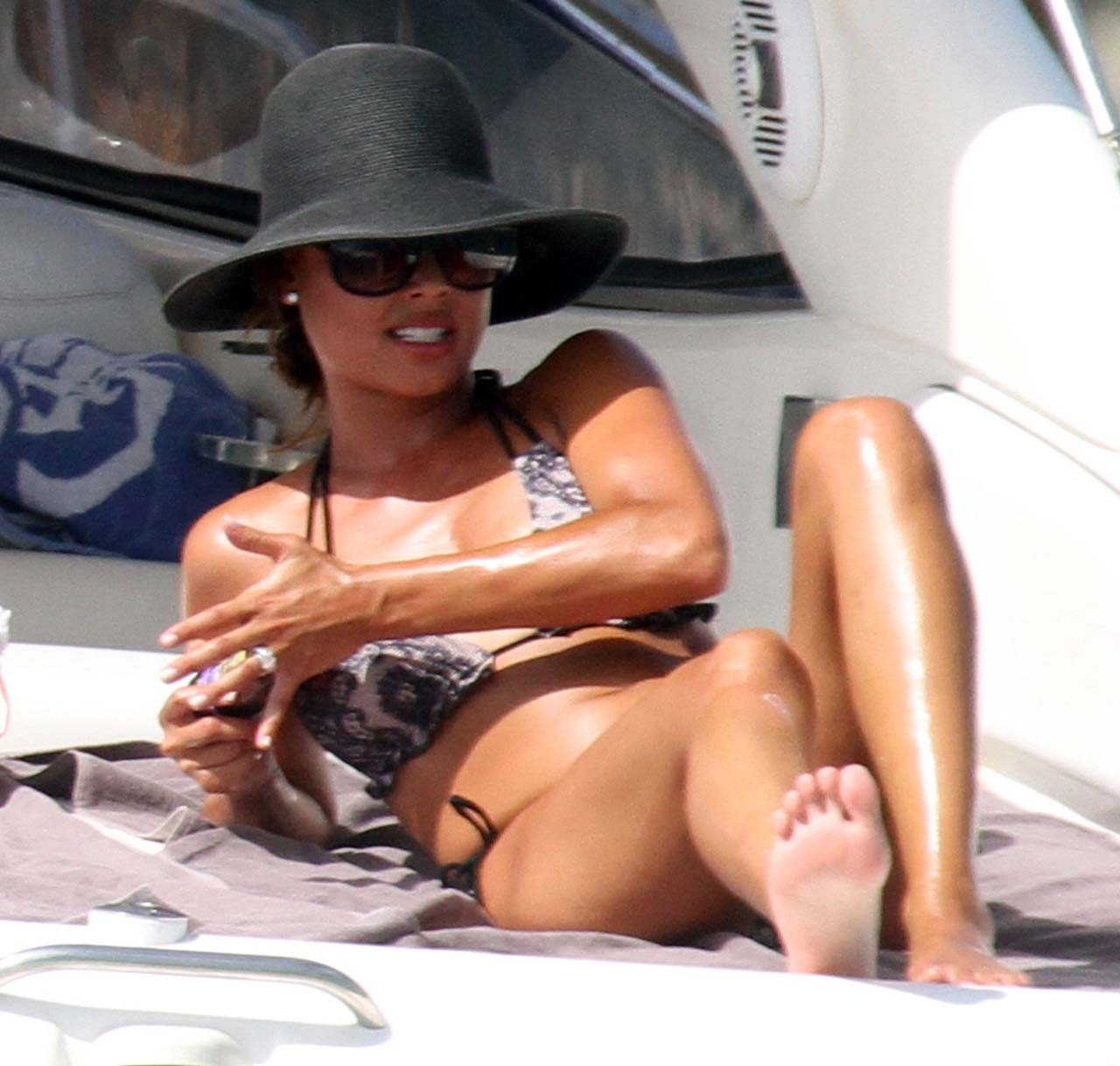 Vanessa minnillo esponendo corpo sexy e culo caldo in bikini su yacht
 #75294897