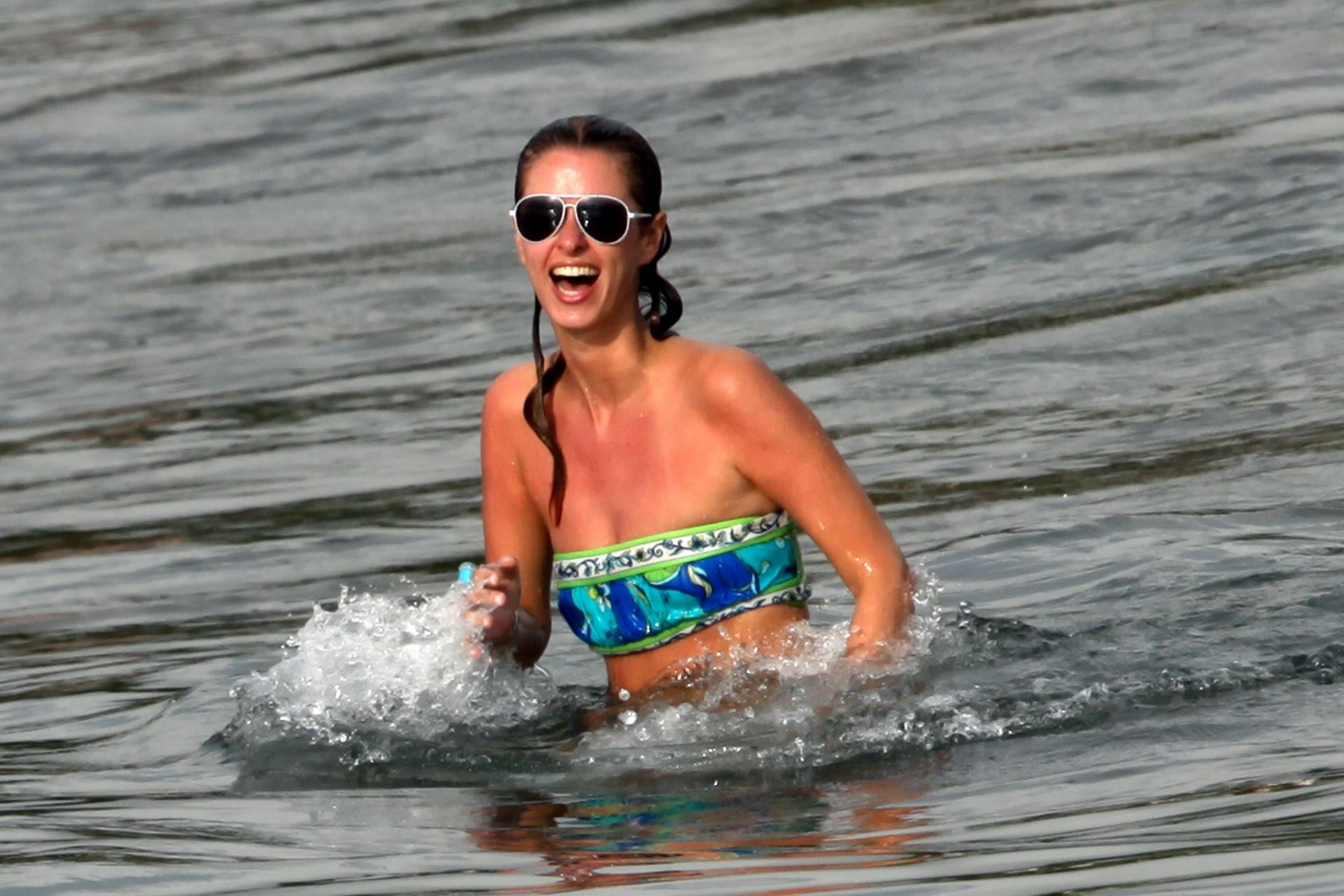 Nicky Hilton che mostra il suo corpo in bikini sulla spiaggia di Maui
 #75322797