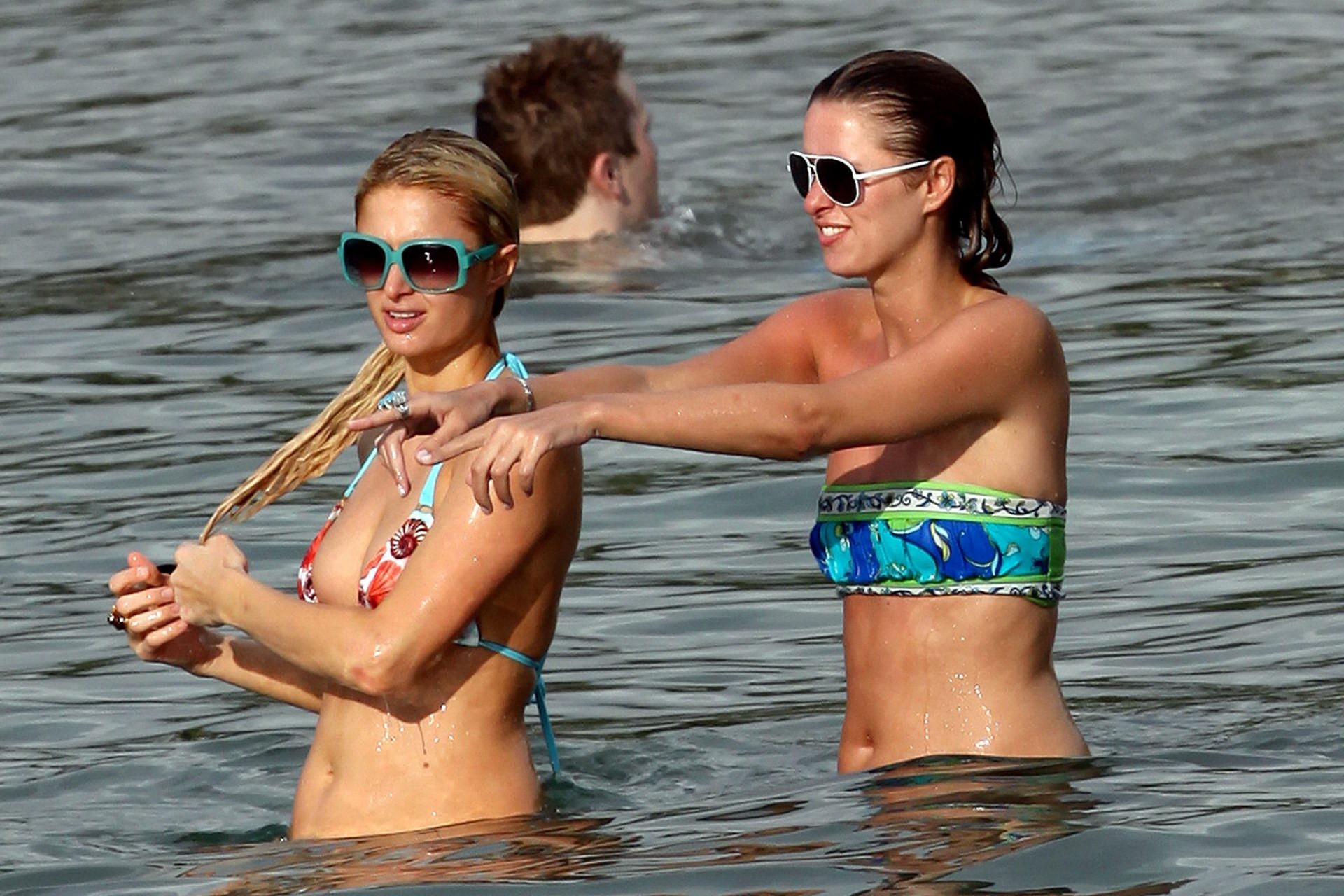 Nicky hilton mostrando su cuerpo en bikini en la playa de maui
 #75322810