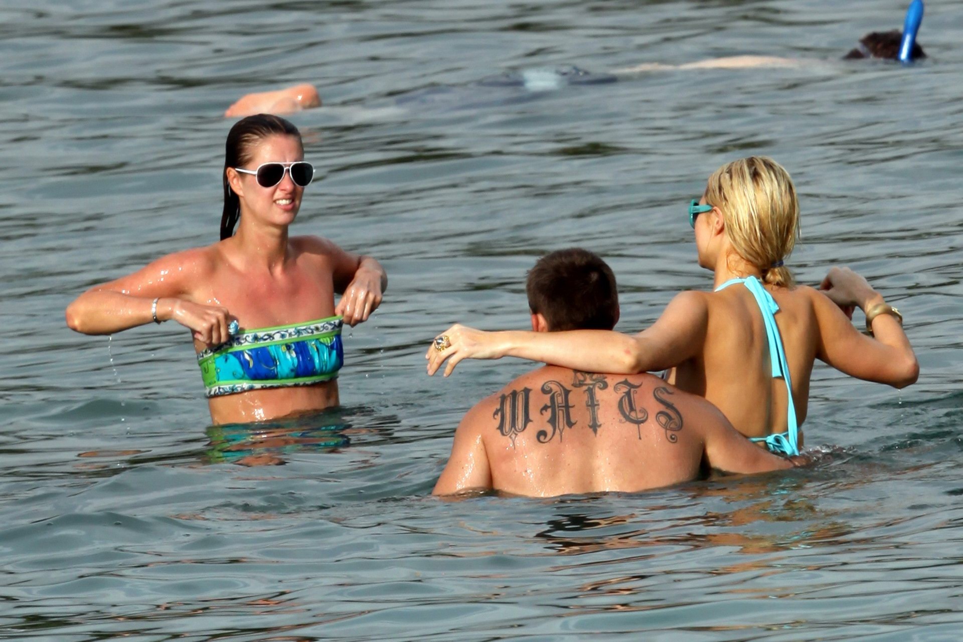 Nicky Hilton che mostra il suo corpo in bikini sulla spiaggia di Maui
 #75322833