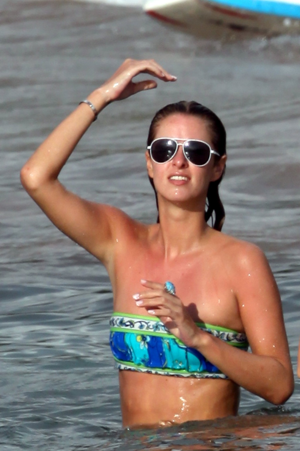 Nicky Hilton exhibe son corps en bikini sur la plage de Maui.
 #75322838