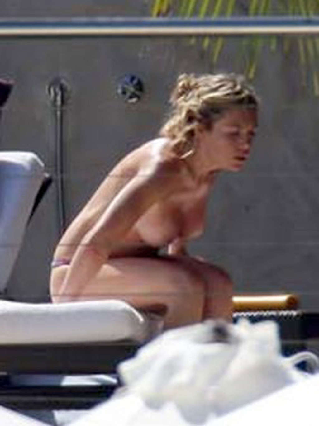 Abigail clancy genießt am Pool in topless und zeigt sexy Körper im Bikini
 #75362304