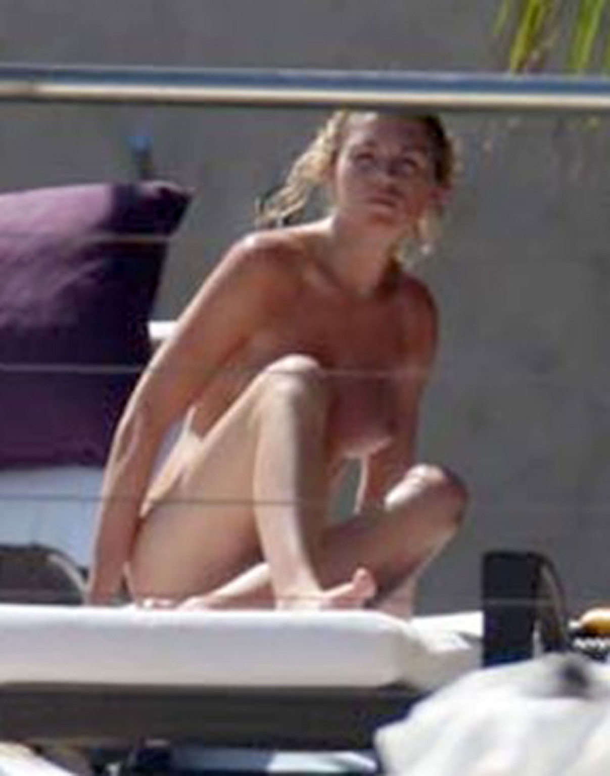 Abigail clancy profite de la piscine en topless et montre son corps sexy en bikini.
 #75362325