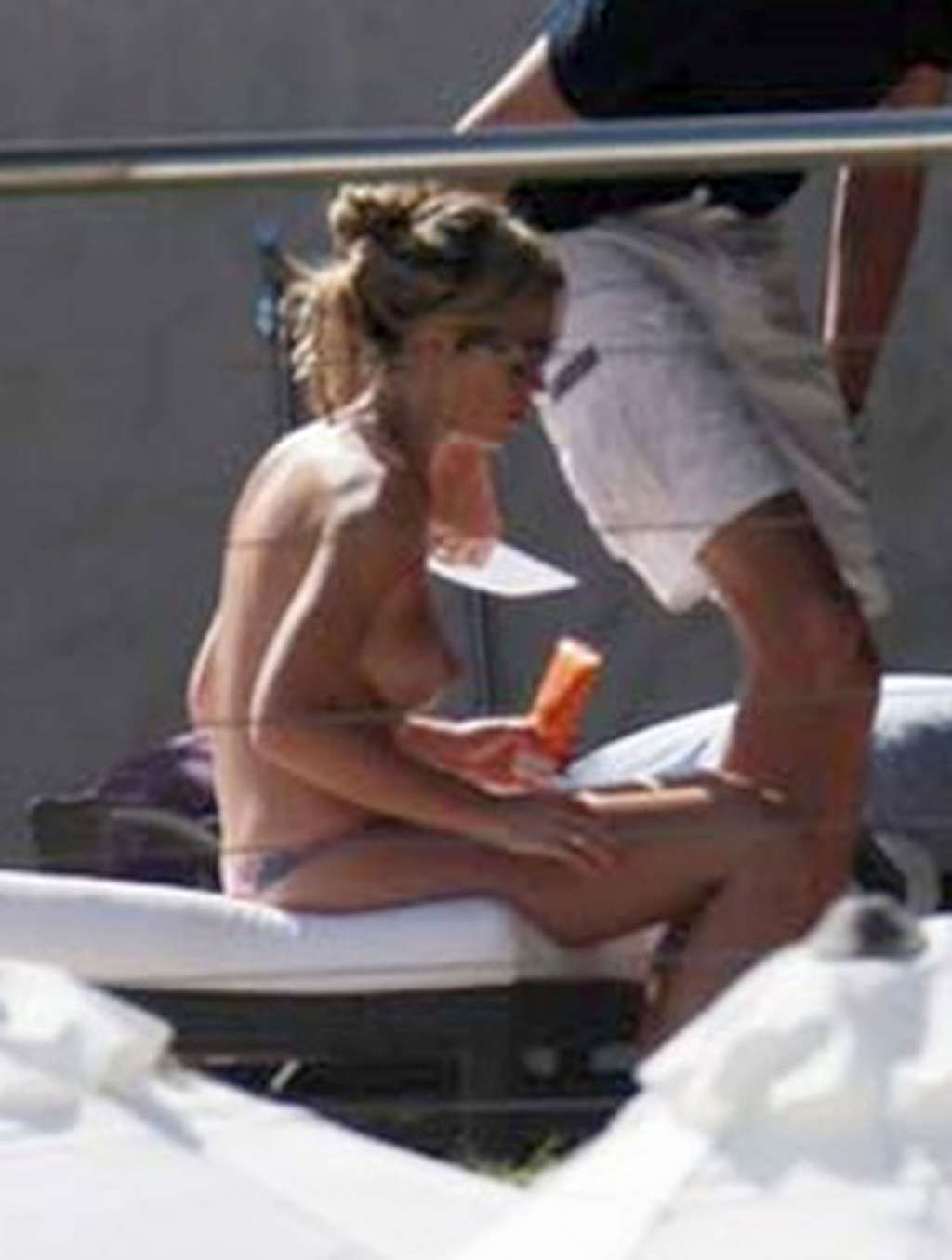 Abigail clancy profite de la piscine en topless et montre son corps sexy en bikini.
 #75362335