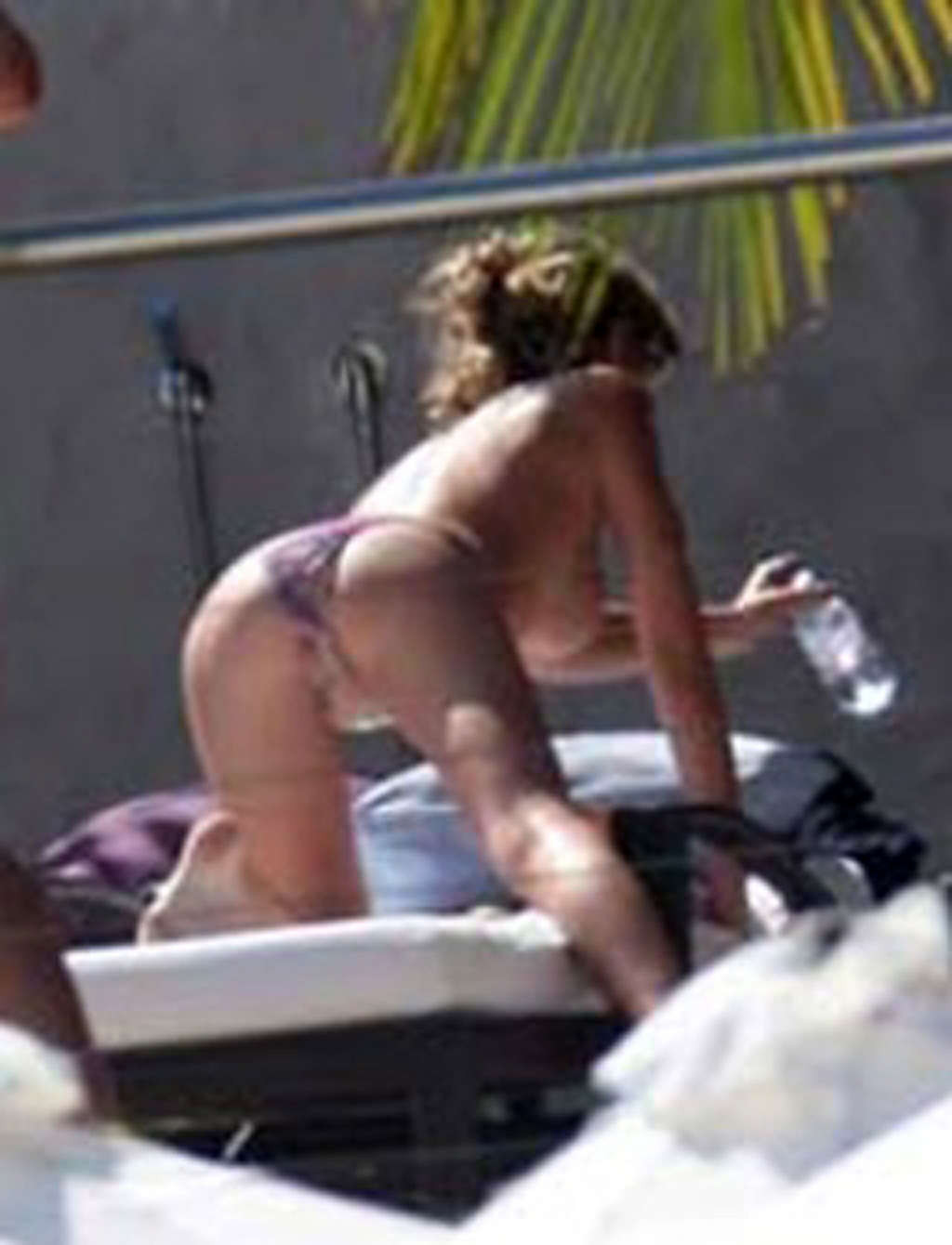 Abigail clancy profite de la piscine en topless et montre son corps sexy en bikini.
 #75362342