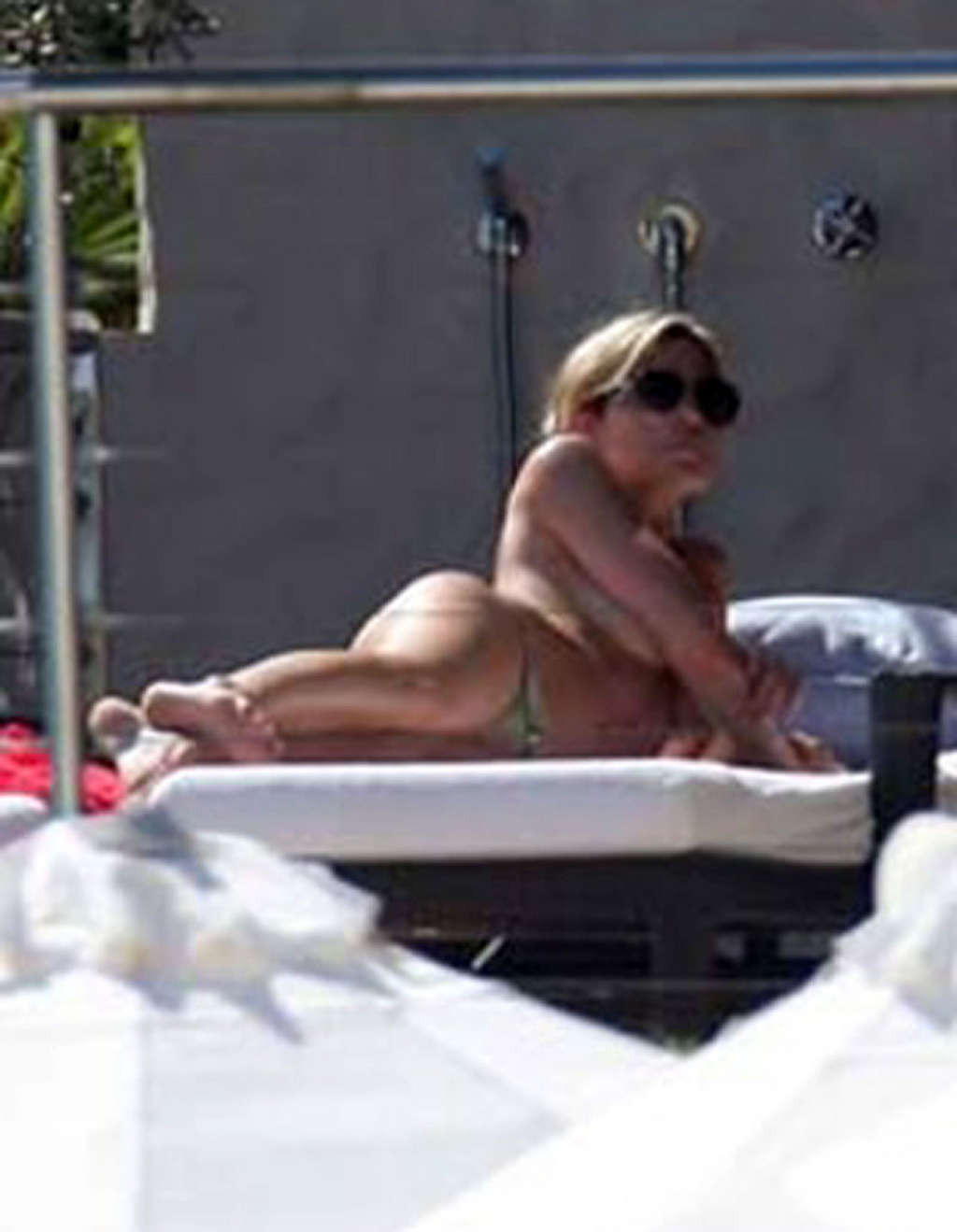 Abigail clancy profite de la piscine en topless et montre son corps sexy en bikini.
 #75362355